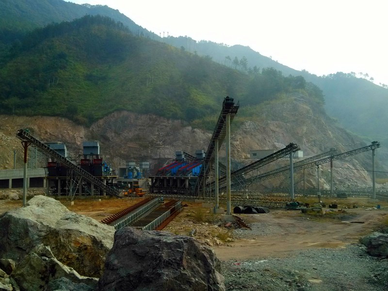 破碎篩分場(chǎng)地限制和基建難怎么辦？